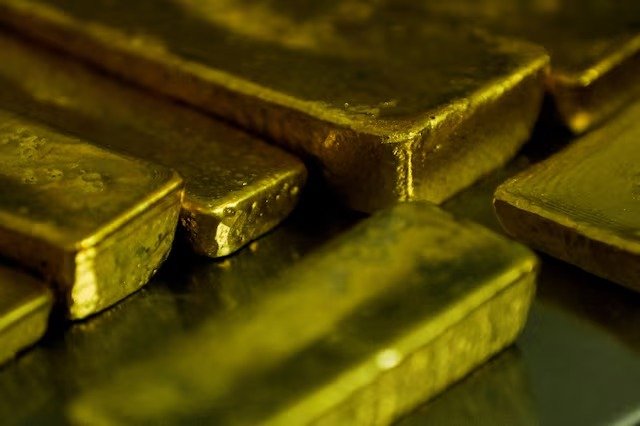 الذهب يستعيد مكاسبه رغم رهانات رفع الفائدة الأمريكية..ارتفعت أسعار الذهب بأكثر من واحد بالمئة خلال تعاملات الجمعة