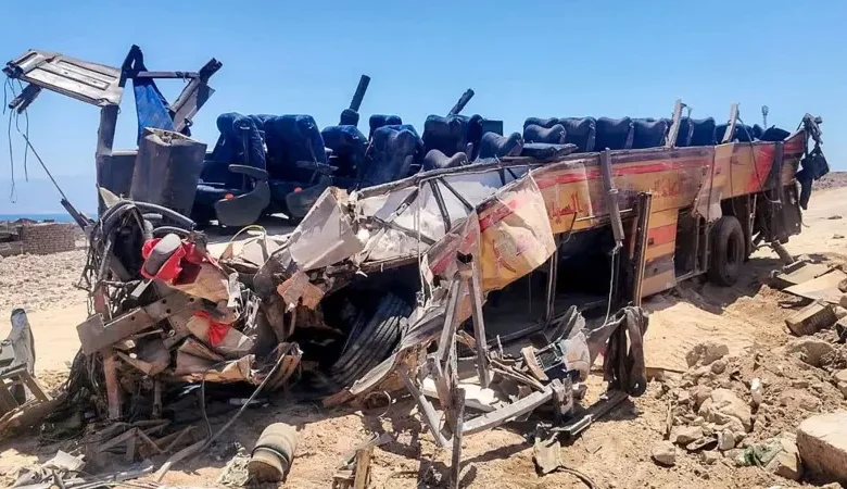 مأساة على طريق دهب ونويبع.. ارتفعت حصيلة ضحايا حادث انقلاب حافلة على طريق دهب–نويبع الصحراوي السريع في جنوب سيناء إلى 22 قتيلاً و28 مصاباً،