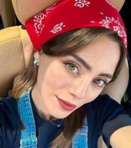 سيلا توركوغلو تحتفل بخطوبتها في أجواء عائلية رومانسية