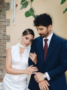 سيلا توركوغلو تحتفل بخطوبتها في أجواء عائلية رومانسية