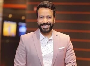 وعكة مفاجئة تنقل سامح حسين إلى العناية المركزة بعد إجراء جراحي