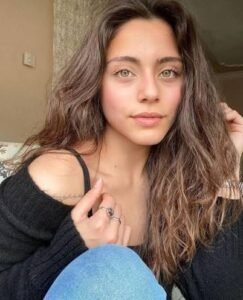 سيلا توركوغلو تحتفل بخطوبتها في أجواء عائلية رومانسية
