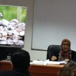 الخروج من مصيدة السياسة واستعادة الوعي الإنساني.