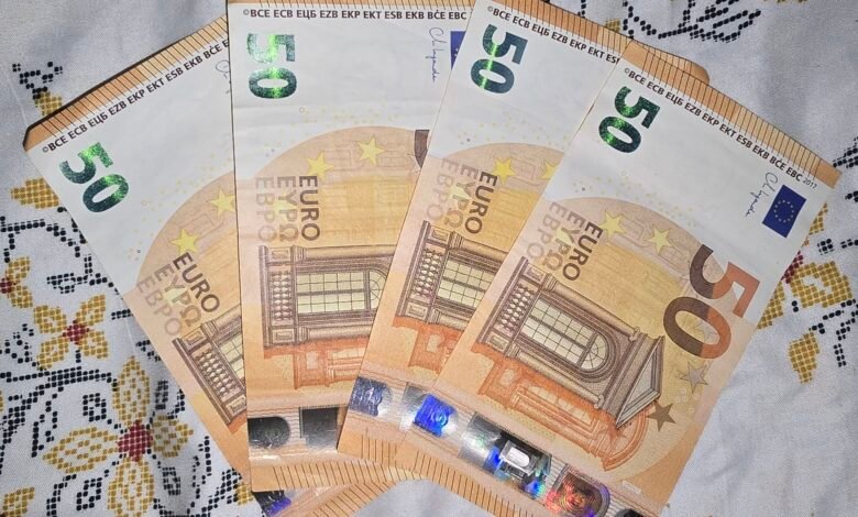 هبوط اليورو لأدنى مستوى وسط أزمات سياسية