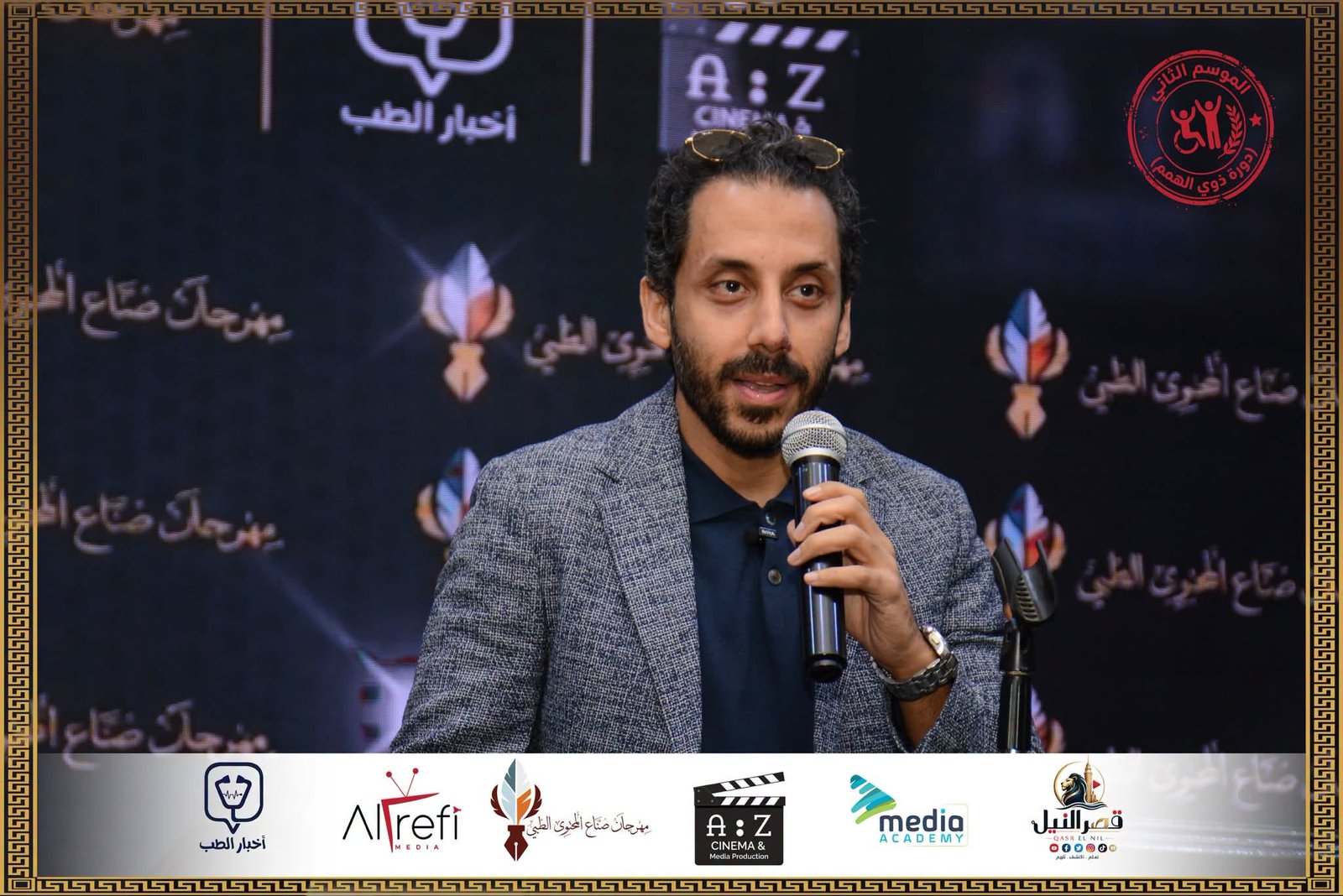 الدكتور عبد الرحمن محمد كامل استشاري جراحات الأورام والسمنة أثناء إلقاء كلمته من على منصة مهرجان صناع المحتوى الطبي في موسمه الثاني