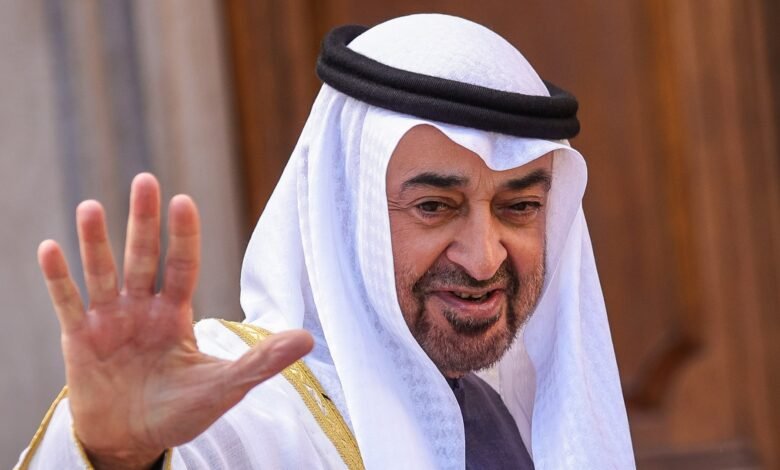 محمد بن زايد يهنئ المعلمين بصورة طفولة مؤثرة