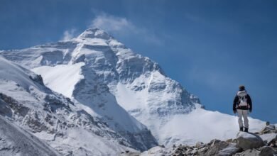 بعد ثلاثة عقود الكشف عن هوية الحذاء الأخضر بإيفرست