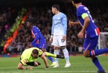 لاعب مانشستر سيتي يدفع الحكم ويشعل جدلاً واسعاً