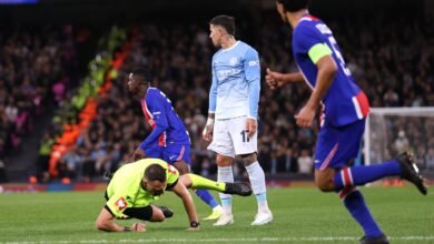 لاعب مانشستر سيتي يدفع الحكم ويشعل جدلاً واسعاً