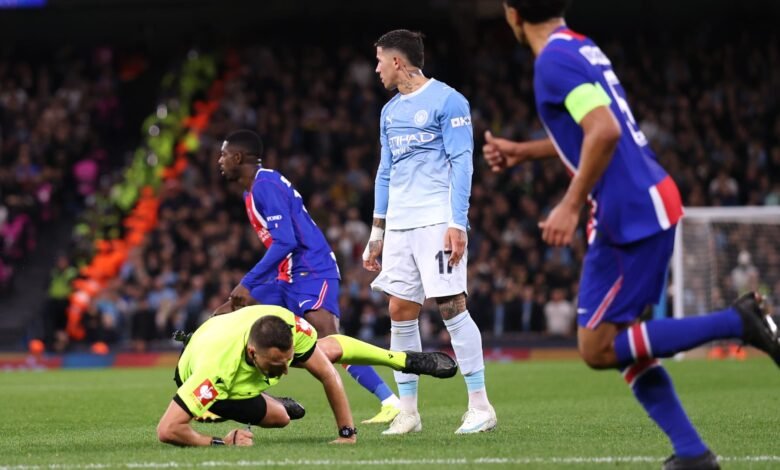 لاعب مانشستر سيتي يدفع الحكم ويشعل جدلاً واسعاً