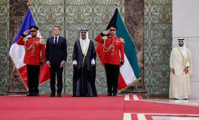 ماكرون يبدأ جولته الخليجية من دولة الكويت
