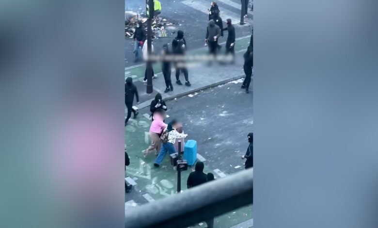 سياح باريس يواجهون احتجاجات عنيفة وعطلة نهاية أسبوع صعبة