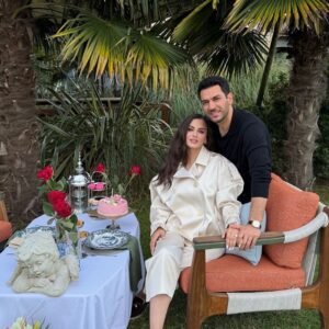 مراد يلدريم يشعل مواقع التواصل برسالة رومانسية لزوجته إيمان الباني